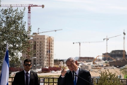 ヨルダン川西岸の入植地で演説するイスラエルのネタニヤフ首相　Ronen Zvulun-REUTERS