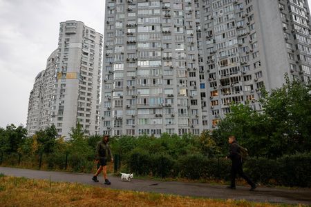 ウクライナ首都キーウが２７日夜から２８日未明にかけてロシアの空爆を受け、当局によると３歳の幼児を含む集合住宅の住人８人が負傷した。ドローン攻撃の被害を受けたキーウの集合住宅前で２８日撮影（２０２５年　ロイター/Valentyn Ogirenko）