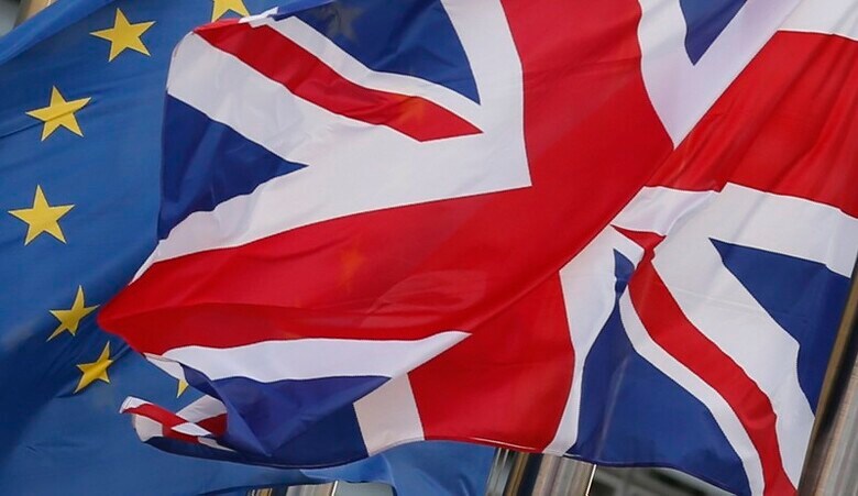 １１月９日、英政府は、欧州連合（ＥＵ）離脱に伴いＥＵ法を国内法に置き換える「廃止法案」に、離脱の日付と時間を明記する方針を示した。離脱交渉の停滞や国内の反対が離脱延期につながるとの懸念を拭う狙いがある。写真はＥＵ旗と英国旗。１０月にブリュッセルで撮影（２０１７年　ロイター／Francois Lenoir）