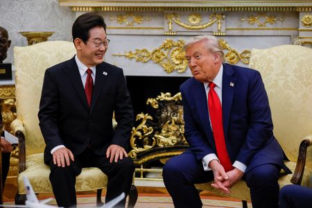 韓国大統領室の金容範政策室長は１６日、米国との通商協議について「楽観している」と述べた。写真はトランプ氏と李在明氏による米韓首脳会談。８月２５日にホワイトハウスで撮影（２０２５年　ロイター／Brian Snyder）