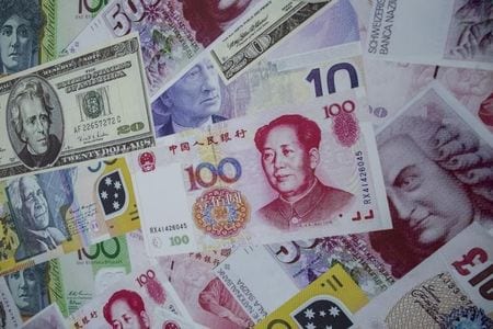 １０月１４日、中国の外為市場は近く人民元の取引時間を延長し、終了時間を現地時間午後１１時半（１５３０ＧＭＴ、日本時間翌日午前０時半）とする計画であることが明らかになった。写真は８月１３日、香港で（２０１５年　ロイター/Tyrone Siu）