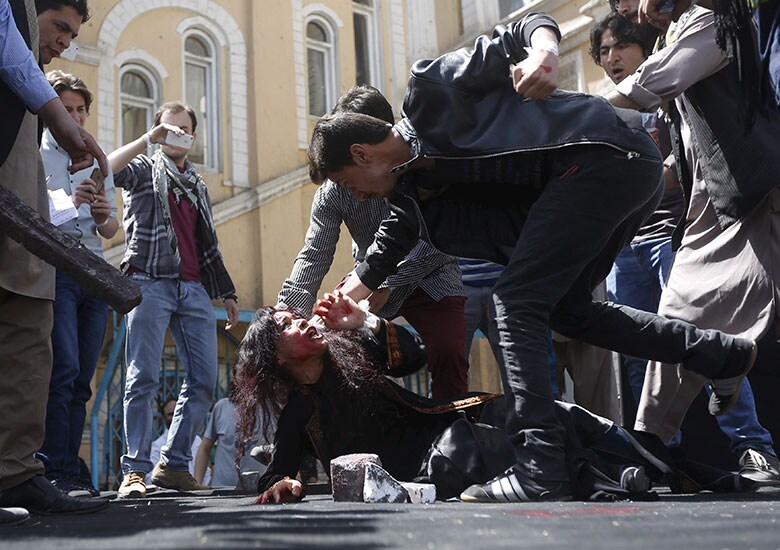 女性の名前を口にするのもタブーの国でリンチ殺人を再現する女優（昨年4月）　Omar Sobhani-REUTERS