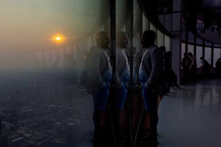 カナダ東部の大規模な山火事で、ケベック州政府幹部は１１日、州内の制御不可能な山火事が前日の７２件から４４件に減少したと明らかにした。写真はトロントで撮影（２０２３年　ロイター/Carlos Osorio）