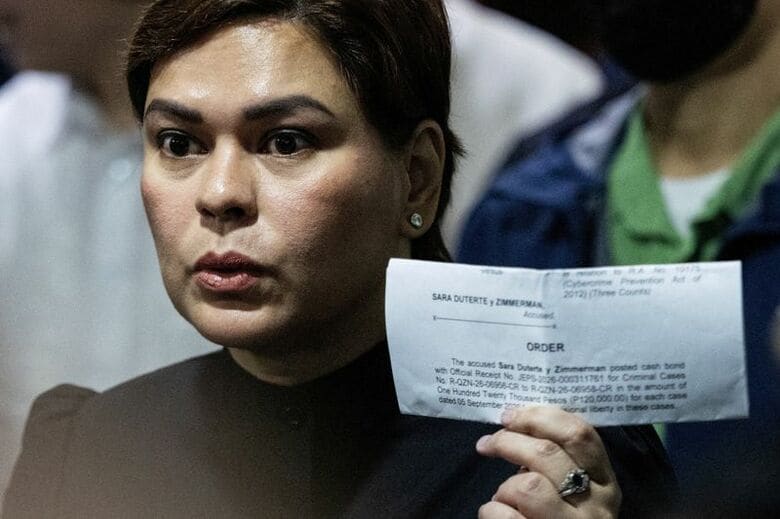 フィリピンのサラ・ドゥテルテ副大統領。逮捕状が出された翌日に裁判所前で、保釈金を支払ったことを証明する書類を記者団に見せた。ケソン市で9月5日撮影。REUTERS/Eloisa Lopez