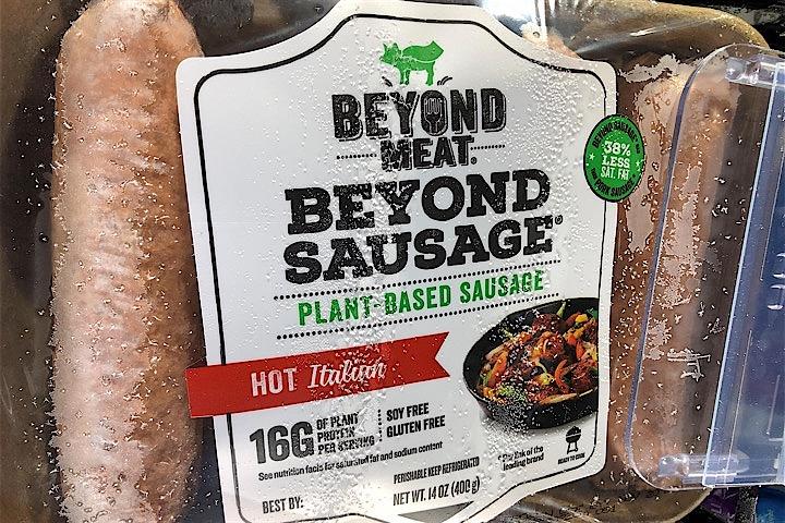 植物由来の代替肉メーカー米ビヨンド・ミートは、自社製品は米スーパーの「精肉売り場」に並ぶ世界初の植物性バーガーであるとうたい、本物の牛ひき肉や豚肉ソーセージに真正面から戦いを挑んでいる。米カリフォルニア州エンシニータスのスーパーに並んだビヨンド・ミートのソーセージ・。5日撮影（2019年　ロイター）