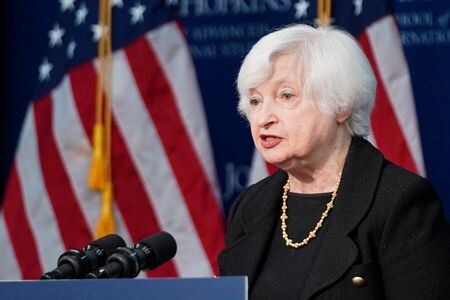 　４月２０日、イエレン米財務長官（写真）は、中国は２国間融資の世界最大の債権国として各国に対する意味ある債務救済措置に参加すべきなのに長らく必要な行動を取る上での「障壁」になっていると述べた。写真はワシントンのジョンズ・ホプキンス大学で撮影（２０２３年　ロイター／Sarah Silbiger）
