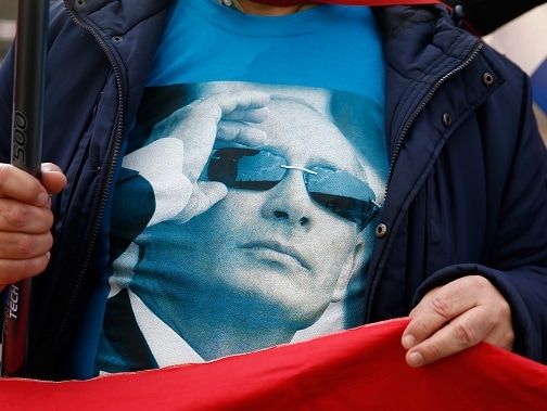 プーチン応援Ｔシャツ　Axel Schmidt-REUTERS