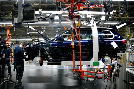 米連邦準備理事会（ＦＲＢ）が１８日発表した６月の鉱工業生産指数は、製造業の生産指数が前月から０．３％低下した。ロイターがまとめたエコノミスト予想は横ばいだった。ただ、第２・四半期は自動車生産の急上昇を背景に回復した。（２０２３年　ロイター／Charles Mostoller）