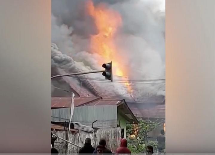 パプア人差別への反発は、独立を問う住民投票を求めるデモと騒乱へと変わった。Al Jazeera English / YouTube