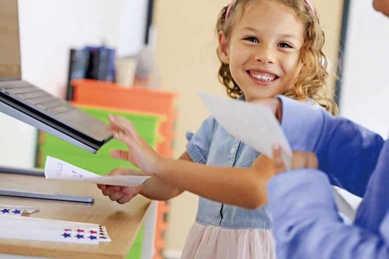 アルファ・ブラウンズビル校で楽しそうに学ぶ6歳のセーラ　NOAH CONBOY AND LANE KIMBRO FOR NEWSWEEK