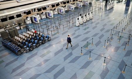 　７月７日、総務省が発表した５月の家計調査によると、全世帯（単身世帯除く２人以上の世帯）の消費支出は２５万２０１７円となり、物価変動を除いた実質で前年比１６．２％減少した。写真は東京の羽田空港。４月２９日撮影（２０２０年　ロイター/Kim Kyung-Hoon）