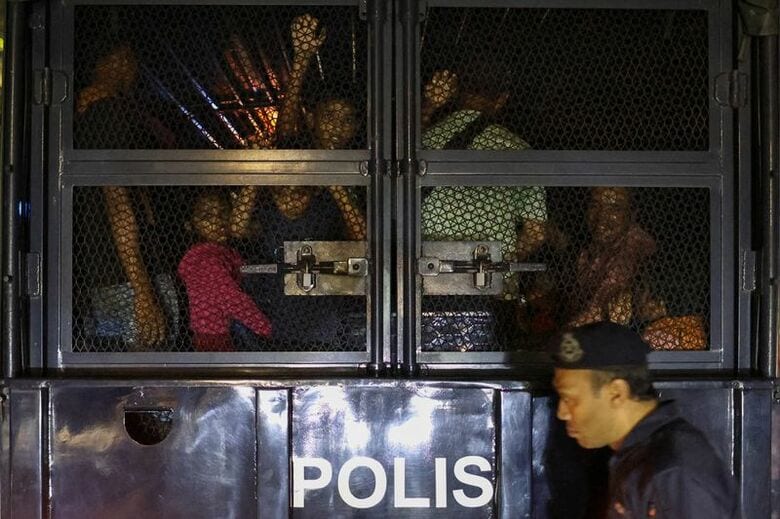 7月27日、マレーシアのクアラルンプールにある国連難民高等弁務官事務所前で、警察に連行されるロヒンギャ難民保護希望者。 REUTERS/Hasnoor Hussain