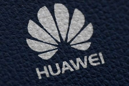 ５月１４日、ジョンソン英首相は１４日、中国通信機器最大手の華為技術（ファーウェイ）の製品を国内の次世代通信規格「５Ｇ」通信網から排除することを決定する見通し。写真はファーウェイのロゴ。ロンドンで１月撮影（２０２０年　ロイター/Toby Melville）
