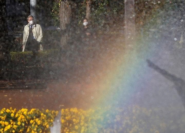 東京都は7日、都内で新たに299人の新型コロナウイルス陽性者が確認されたと発表した。 写真は都内で撮影　REUTERS - Kim Kyung-Hoon