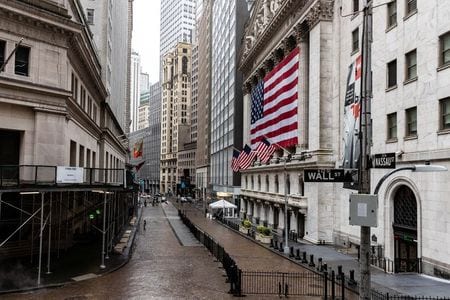 米国株式市場は、新型コロナウイルス感染拡大を受け一部の州で感染拡大抑制策が再度導入されたことが重しとなり、主要３指数は２％を超える下落となった（２０２０年　ロイター／Jeenah Moon）