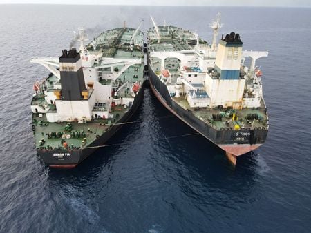 　７月１１日　インドネシア海上保安機構（ＢＡＫＡＭＬＡ）は１１日、原油の違法な積み替えに関与した疑いがあるイラン船籍の超大型タンカーを拿捕したと発表し、海上警備を強化する方針を示した。写真はイラン船籍のＭＴ Ａｒｍａｎ １１４とカメルーン船籍のＭＴ Ｓ Ｔｉｎｏｓで、ＢＡＫＡＭＬＡが１１日に公開（２０２３年　ロイター）