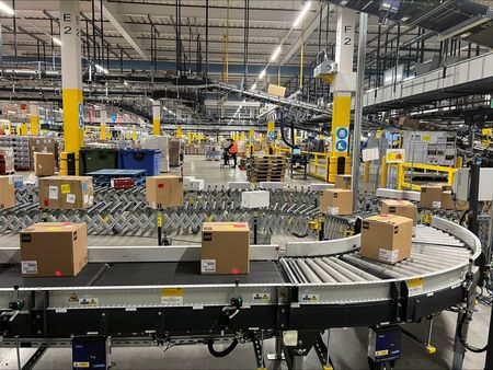 米フィラデルフィア地区連銀が１８日発表した４月の製造業業況指数は１５．５と３月の３．２から大きく改善し、市場予想の中央値２．３を上回った。２０２１年８月撮影（２０２４年　ロイター/Helen Reid）