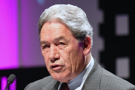 　９月２７日、ニュージーランド（ＮＺ）総選挙の結果を受けて連立政権の鍵を握る第３勢力に浮上したＮＺファースト党のピータース党首（写真）は、１０月７日に最終開票結果が公表されるまで連立相手に関する決定を持ち越す考えを示した。写真はウェリントンで２３日撮影（２０１７年　ロイター／Ross Setford）