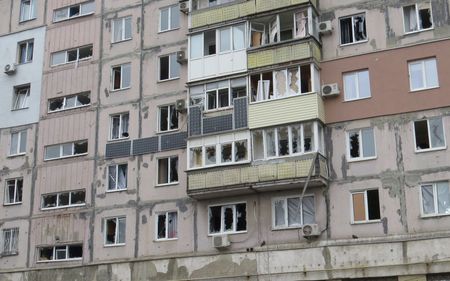 　３月２日、ウクライナ当局は、南東部の港湾都市マリウポリに対するロシア軍の砲撃が続いていると明らかにした。写真はマリウポリで、攻撃を受けて破壊された集合住宅。２月２６日撮影（２０２２年　ロイター/Nikolay Ryabchenko）