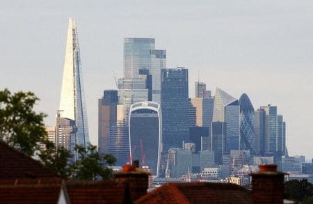 ７月１２日、ドイツ銀行は、英国の２０２４年ＧＤＰ伸び率予想を従来の０．８％から１．２％に引き上げた。写真はロンドンで２０２３年９月撮影（２０２４年　ロイター／Matthew Childs）