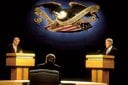 1996年の大統領選で再選を目指したビル・クリントン（右）はTV討論会の冒頭で対抗馬のボブ・ドールの「公職での実績」をたたえた　DIRCK HALSTEAD/GETTY IMAGES