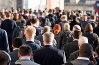 あまりの猛暑に英国紳士も「スーツは自殺行為」...男性「半ズボン出勤」の是非が欧米で議論に