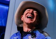 地球帰還のベゾス氏、空気を読まない発言に怒りが集中「アマゾン顧客と従業員、君たちが代金を払った」