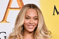 【動画】長女ブルー・アイビーの圧巻パフォーマンスと次女ルミのステージデビュー...世界ツアーでの親娘共演にファン熱狂