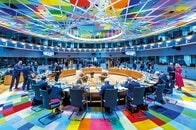 色彩にあふれた部屋で、議論が紛糾…EU首脳たちを悩ませる「難題」