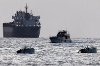 イスラエル軍、ガザ支援船団の2隻に発砲　50隻を拿捕