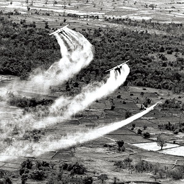 ベトナムで枯れ葉剤を散布する米軍機