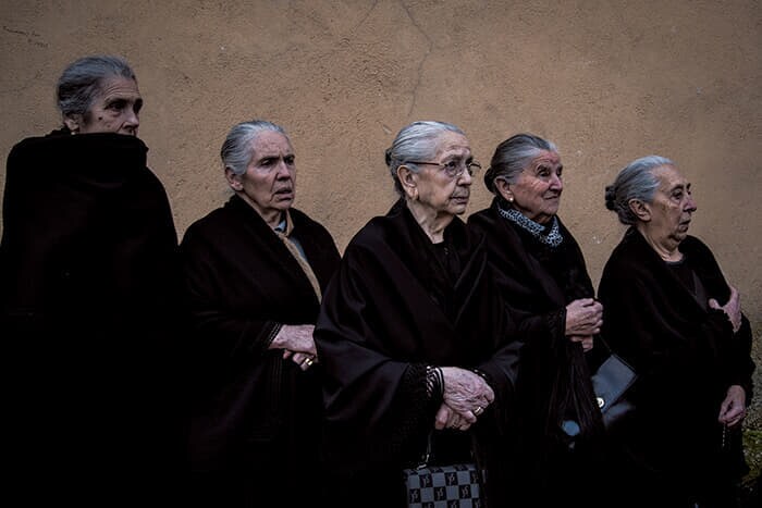 サルデーニャ島内陸部のマモイアダ村で伝統的なカーニバルの行進を待つ年配の女性たち