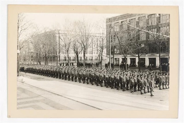 1918年のミシガン大学における男子学生による軍事教練 （米国国立公文書館所蔵、National Archives Identifier: 26429388）