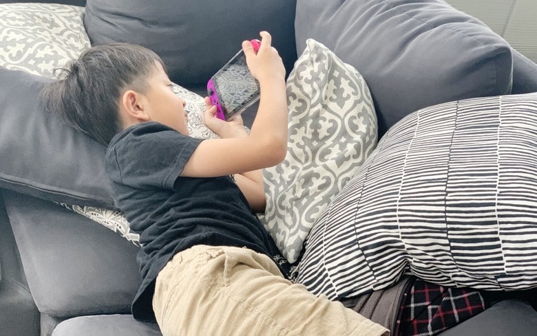 親子のコミュニケーション不足「関係の貧困」が子どもの読み解く力に影響する　photo-ac