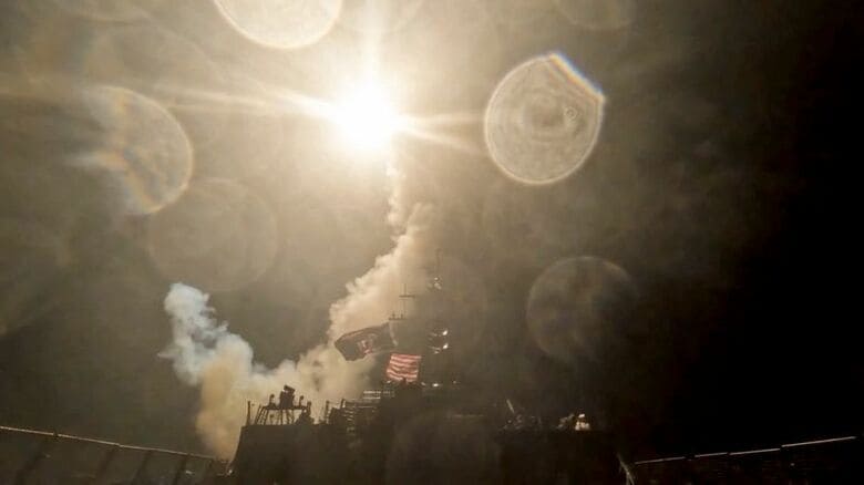ミサイルを発射する米艦。７月１６日に公開された映像から切り取った静止画（２０２６年　米中央軍）