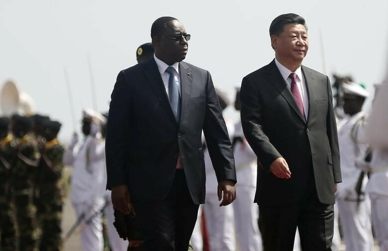 ７月２１日、中国の習近平国家主席は、アフリカ歴訪の最初の国となるセネガルを訪問した。サル大統領と会談を行い、アフリカと中国の経済的結びつきを一段と強めると強調した。空港に出迎えたサル大統領(左)と並んで歩く同国家主席(右)。ダカールで撮影(２０１８年　ロイター)