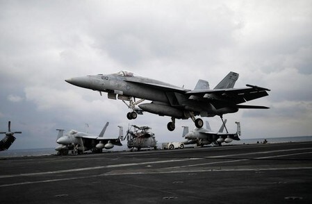 　１２月４日、米国と韓国は、過去最大規模となる合同軍事演習を開始した。当局者らが明らかにした。８日まで行われる予定。写真は３月に行われた米韓合同軍事演習の様子。日本海上で撮影（２０１７年　ロイター／Kim Hong-Ji）