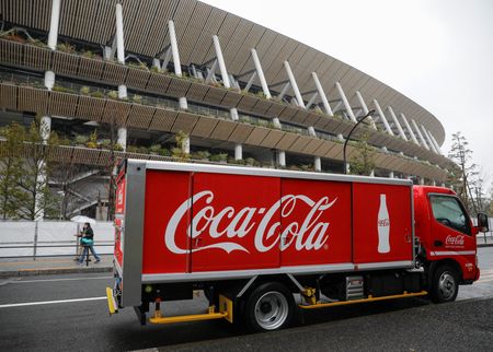 　４月２２日、  コカ・コーラ　ボトラーズジャパン（東京都港区）は主要カテゴリー製品について１０月１日出荷分から値上げすると発表した。写真は同社製品を輸送するトラック。都内で２０２０年３月撮影（２０２５年　ロイター/Issei Kato）