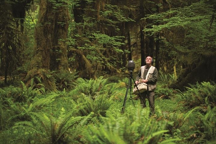 マイクを担いで森の奥地に入ったヘンプトン　SHAWN PARKIN