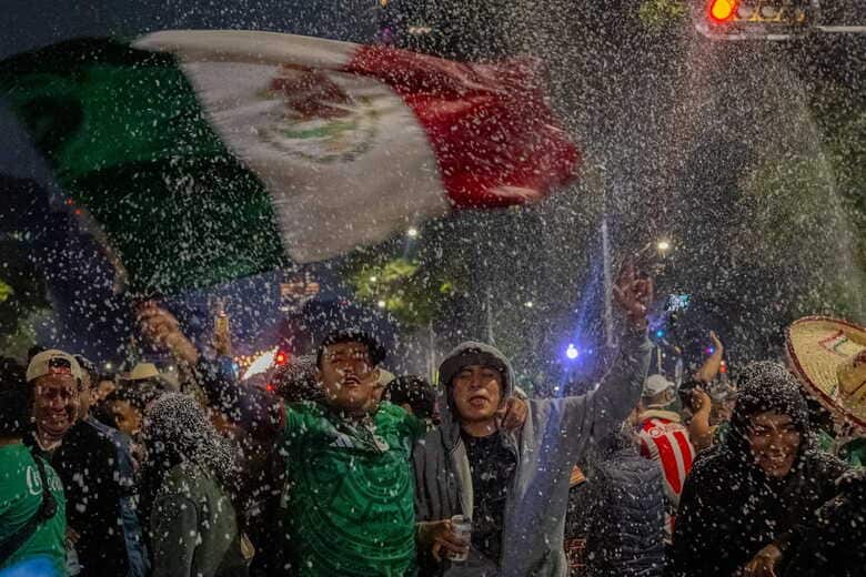 メキシコ代表がチェコ代表に勝利したことを祝うメキシコ人サポーター（写真はメキシコシティのもの）　© Marco Gonzalez/Alto Press via ZUMA Press-REUTERS