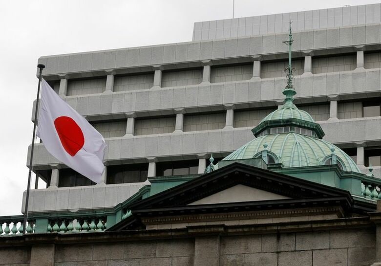 写真は日銀本店と日本の国旗。9月18日、都内で撮影。REUTERS/Kim Kyung-Hoon