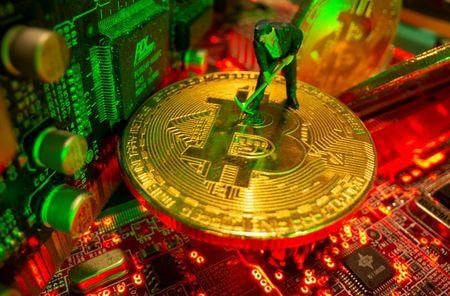 ２１日の取引で、暗号資産のビットコインが下落。中国の金融安定発展委員会が金融リスク防止・管理に向け、ビットコインのマイニングや取引を取り締まる方針を表明したことが嫌気された。写真は５月２０日撮影（２０２１年　ロイター／Dado Ruvic/Illustration）
