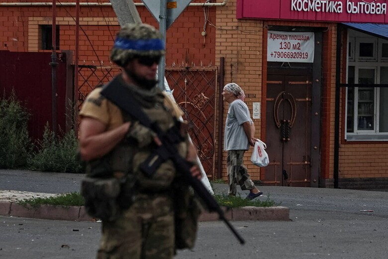 スジャの町を見回るウクライナ兵（手前）と地域住民（2024年8月16日、クルスク州スジャ）　Yan Dobronosov-REUTERS