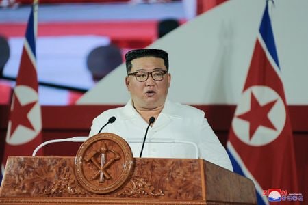 北朝鮮の金正恩朝鮮労働党委員長が新型コロナウイルスとの戦いに勝利したと宣言し、５月に導入した感染拡大抑制措置の解除を命じた。北朝鮮国営の朝鮮中央通信（ＫＣＮＡ）が１１日に報じた。（２０２２年　ロイター／KCNA via REUTERS ）