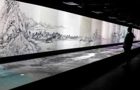 　１０月２日、   中国軍は１日の国慶節（建国記念日）に合わせ、３００年以上前に２つに分断された水墨画の名作「富春山居図」が再び組み合わされる様子を描いた短編アニメを公開した。写真は台北の故宮博物院で行われた「富春山居図」のインスタレーション。２０１１年６月撮影（２０２３年　ロイター/Pichi Chuang）