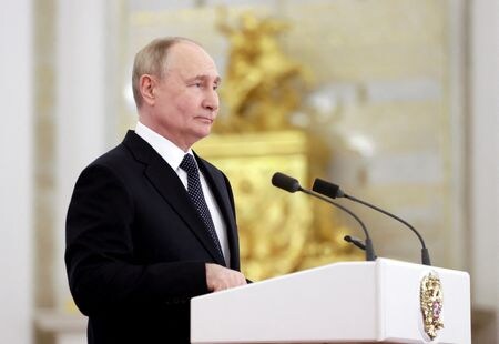 ロシアのプーチン大統領は２１日、ロシアが抑止力として核兵器の開発を継続し、ウクライナで戦う軍に最新兵器やドローンを供給すると言明した。写真は６月２１日、クレムリン（大統領府）で行われた軍士官・警察学校の卒業式で演説するプーチン大統領（２０２４年　ロイター／Sputnik/Mikhail Sinitsyn/Pool via REUTERS）