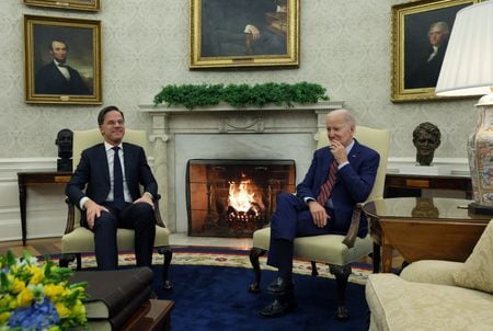 バイデン米大統領は１７日、オランダのルッテ首相との会談にあたり、サプライチェーン（供給網）を強化する方法について協議することを楽しみにしていると述べた。ワシントンで撮影（２０２３年　ロイター/Leah Millis）
