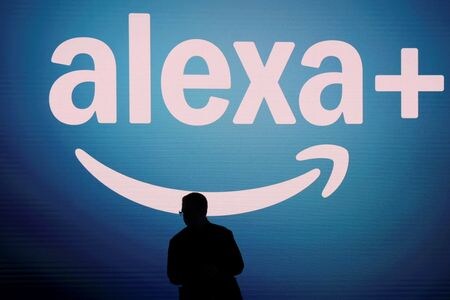 　２月２６日、米アマゾン・ドット・コムは、新たな音声サービスアシスタント「アレクサ＋」を発表した。写真は、アマゾンのデバイス発表会で表示された同サービスのロゴ。同日、ニューヨークで撮影（２０２５年　ロイター/Brendan McDermid）