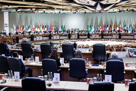 　南アフリカのヨハネスブルクで開催された２０カ国・地域（Ｇ２０）首脳会議（サミット）は２３日、２日間の日程を終えて閉幕した。南アのラマポーザ大統領は初日に採択した首脳宣言について、「多国間協力への新たなコミットメント」を反映したものだと述べ、米国との対立が鮮明になった会議を締めくくった。写真は会議の様子。ヨハネスブルクで代表撮影（２０２５年　ロイター）