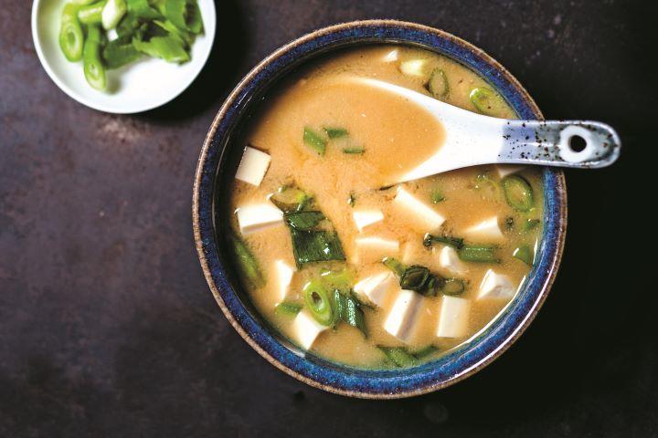 味噌は腸内環境を整え、不安や鬱の症状も軽減するとされる　WESTEND61/GETTY IMAGES